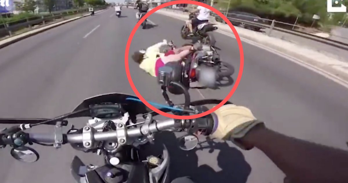 divya3 10.png?resize=412,232 - Un accident de moto sur une route très fréquentée entraîne de multiples brûlures de la peau sur une femme