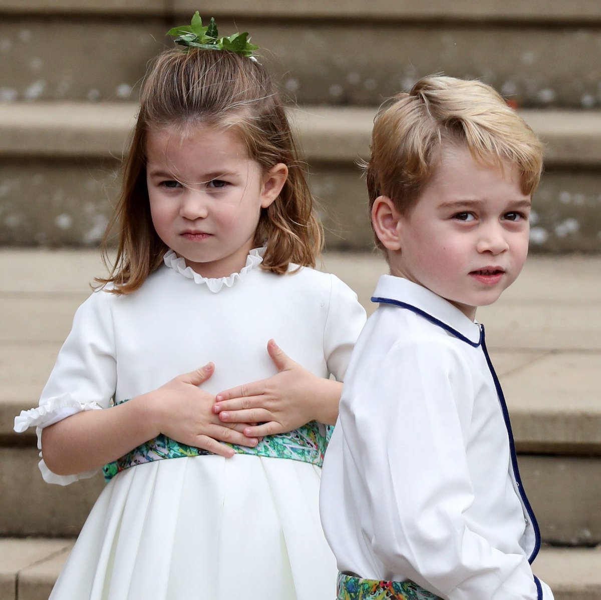dptosogu0aeki2g.jpg?resize=412,275 - George e Charlotte roubam a cena com momentos FOFOS durante casamento da princesa Eugenie: Confira!