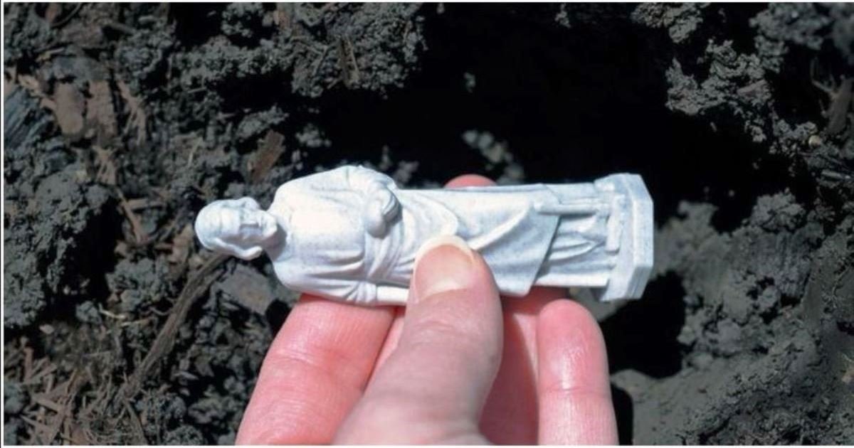 feature.jpg?resize=1200,630 - People Claim Burying St. Joseph Statue In Their Yard Helped Them Sell Their Home