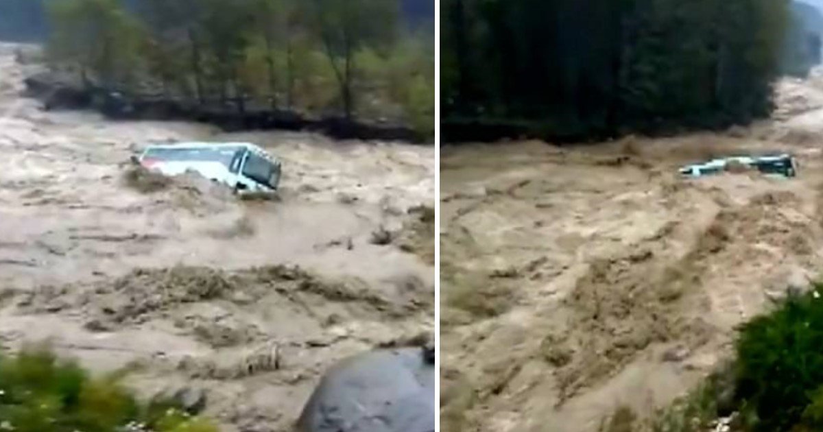 featured image 4.jpg?resize=1200,630 - Moment choquant - Un autobus touristique indien est emporté par les inondations qui font rage dans une ville montagneuse