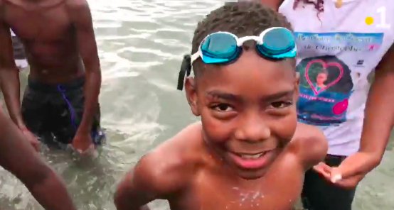 img 5bd7889e7f852.png?resize=412,232 - Un garçon de 11 ans nage 26 kilomètres pour lutter contre le cancer