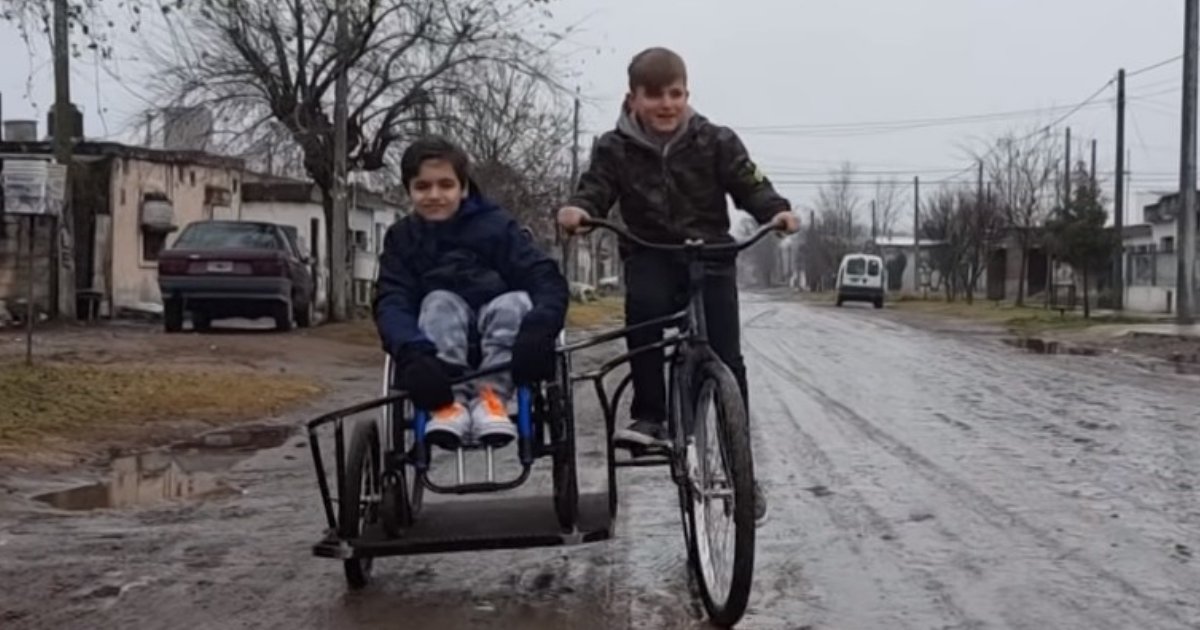 lisandrosimon.png?resize=1200,630 - Menino desenvolve bicicleta para brincar com primo cadeirante