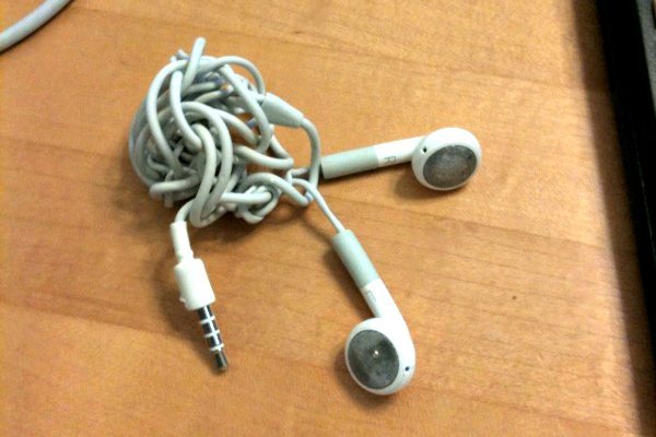 Résultat d'image pour Les scientifiques découvrent pourquoi les écouteurs sont toujours emmêlés
