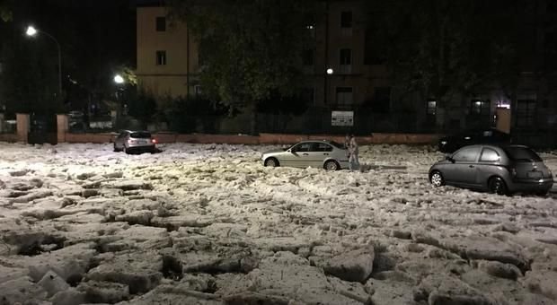 storm rome hailstones flooding.jpg?resize=1200,630 - Une incroyable tempête de grêle transforme Rome en une véritable banquise