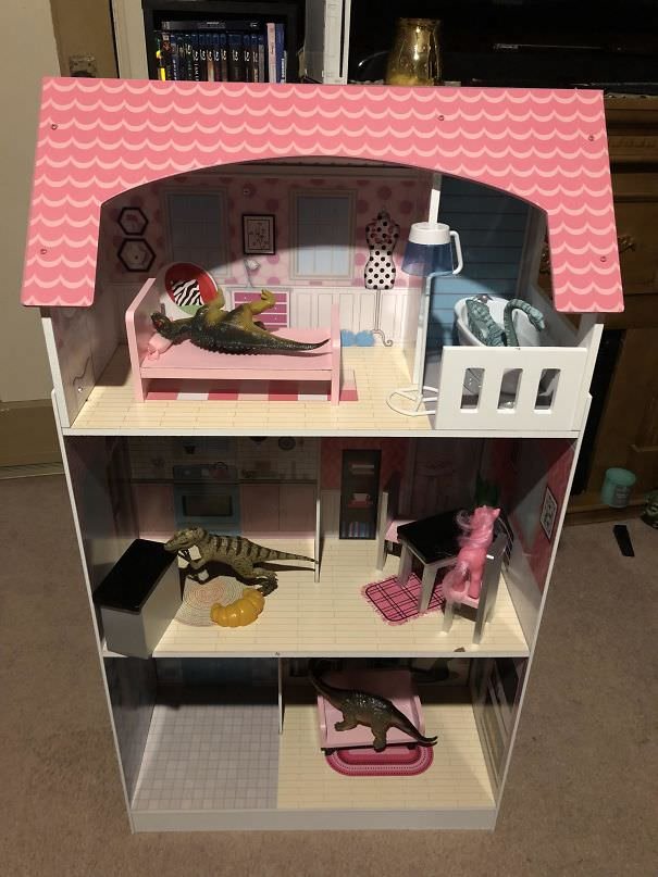 My 7-Year-Old Sister Loves Dinosaurs But My Parents Got Her A Dollhouse For Christmas. This Is What I Came Home To Tonight