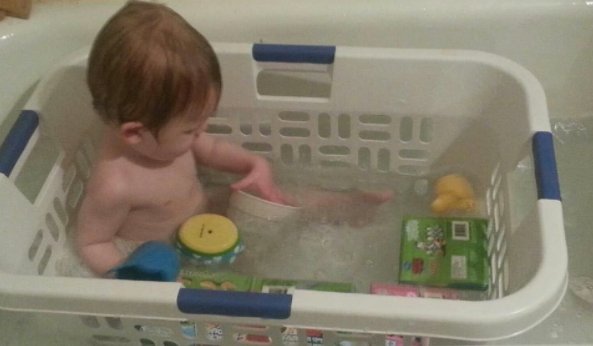 Sobald dein Kind alt genug ist, um in der Erwachsenenbadewanne zu sitzen, ist das einfach der genialste Trick!