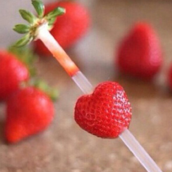 Die meisten Kinder lieben Erdbeeren! So kannst du extrem schnell eine ganze Schüssel davon zum Snacken vorbereiten.