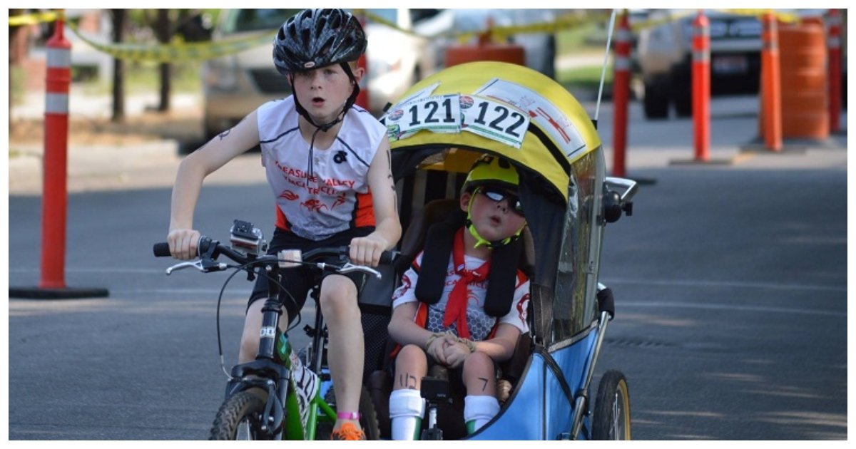 brothers.jpg?resize=1200,630 - Un garçon de huit ans termine le triathlon avec son frère handicapé