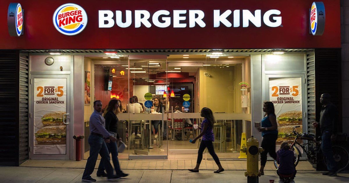 featured image 58.jpg?resize=412,275 - Un mec sans-abri demande à un employé de Burger King "Que puis-je obtenir pour 0,50 $?" - La réponse d'un adolescent rend Internet content