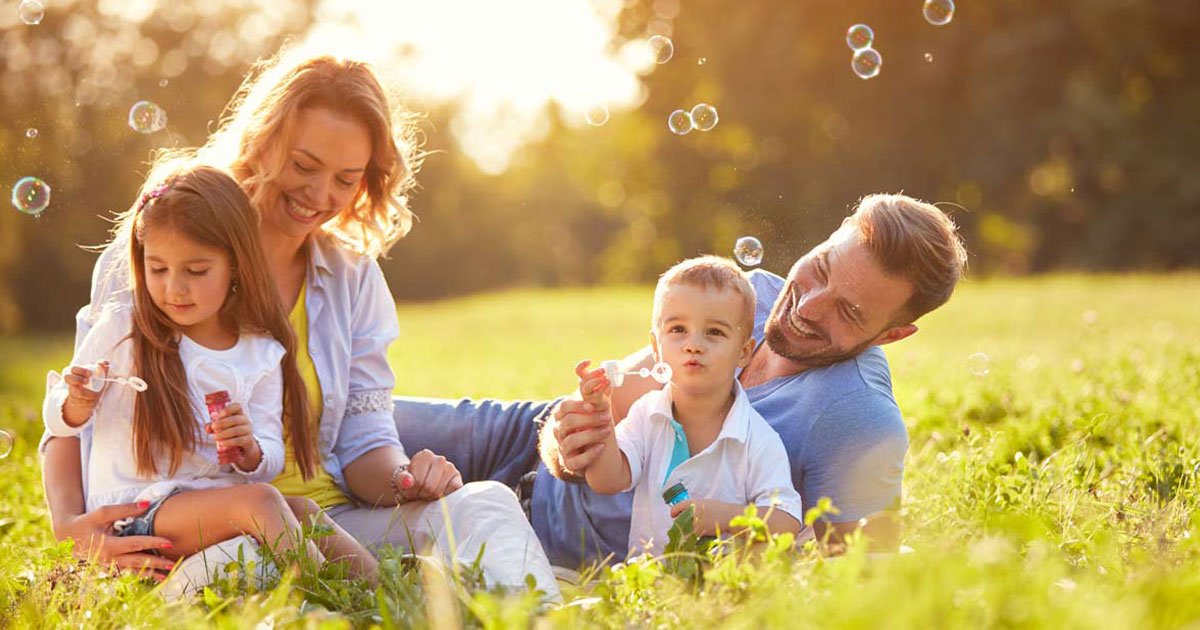 happy family.jpg?resize=1200,630 - La recherche suggère que grandir dans une famille aimante réduit le stress et encourage une vie saine