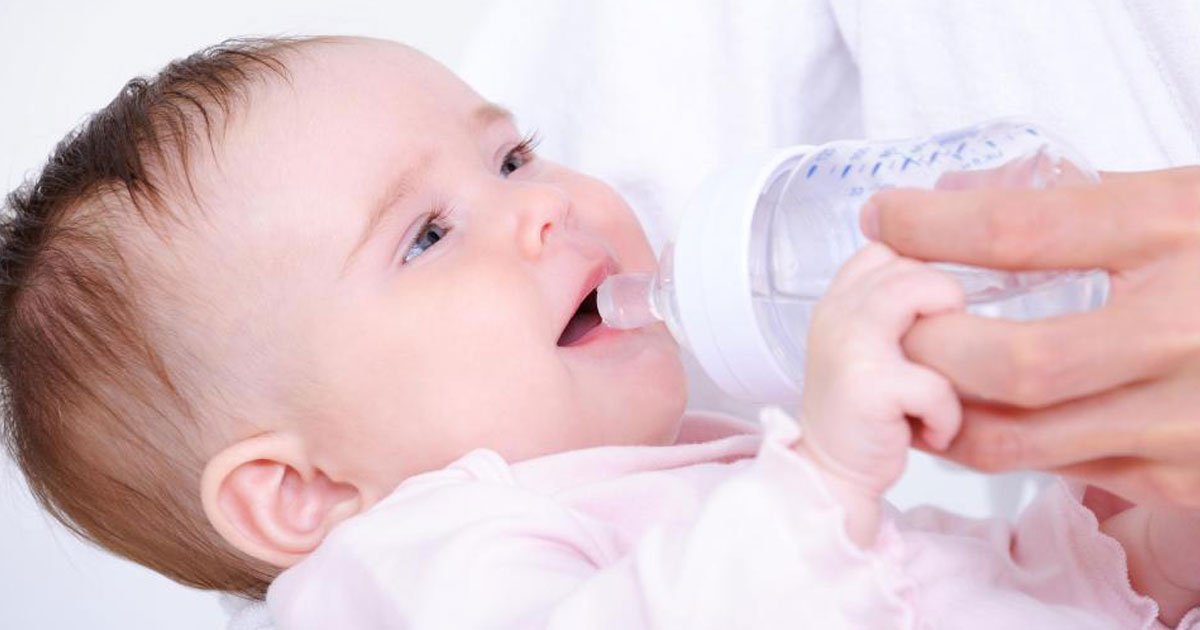 never give baby water.jpg?resize=412,232 - Experts Warn That Giving Your Baby Water Could Kill Them