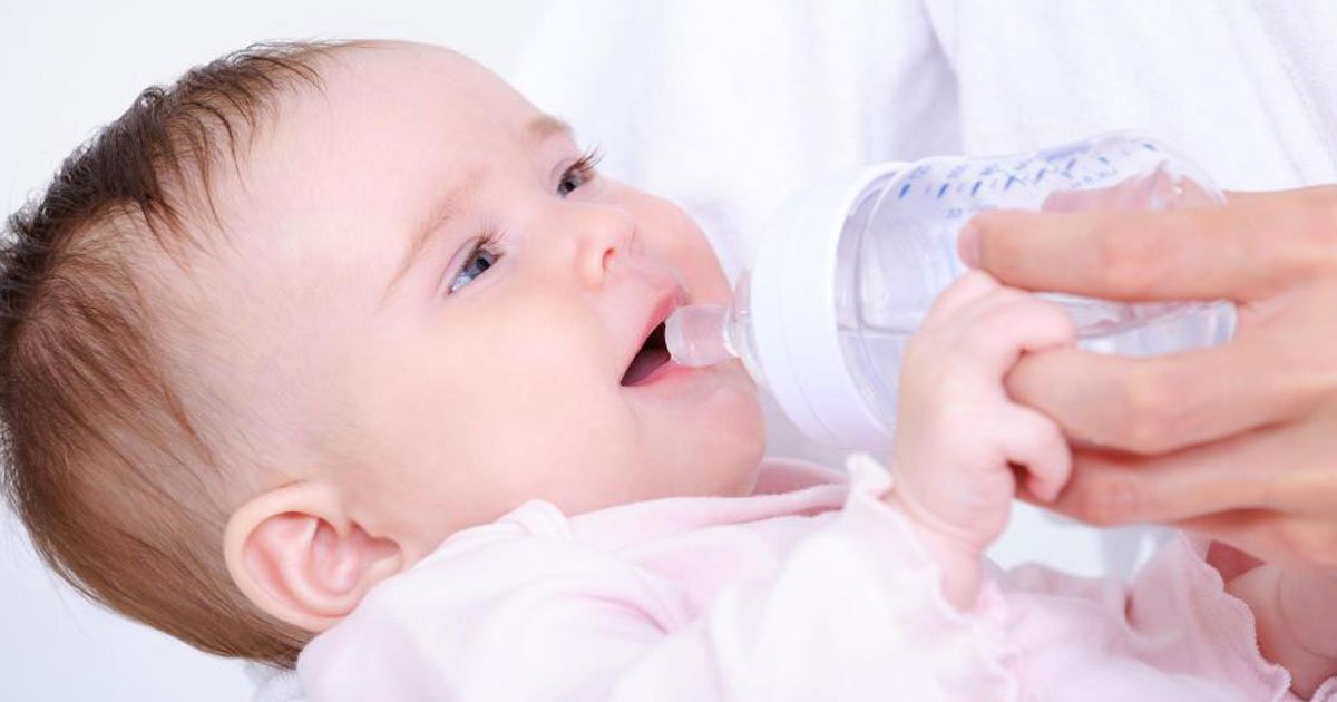 never give baby water.jpg?fit=1024%2C538&ssl=1&strip=all - Experts Warn That Giving Your Baby Water Could Kill Them