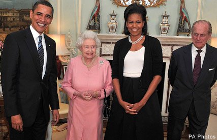 the royals and the obamas c.jpg?resize=1200,630 - Michelle Obama révèle pourquoi elle avait posé sa main sur le dos de la Reine