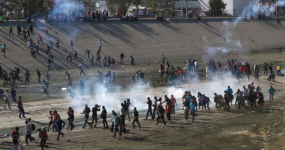 us tear gas.jpg?resize=412,232 - Les autorités américaines utilisent des gaz lacrymogènes sur des migrants à la frontière mexicaine