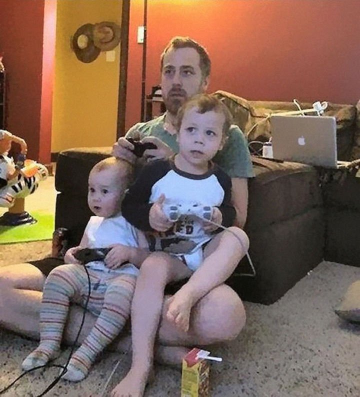 16 Super Dads Are Heroes to Their Kids - Even with the controllers not plugged in, they