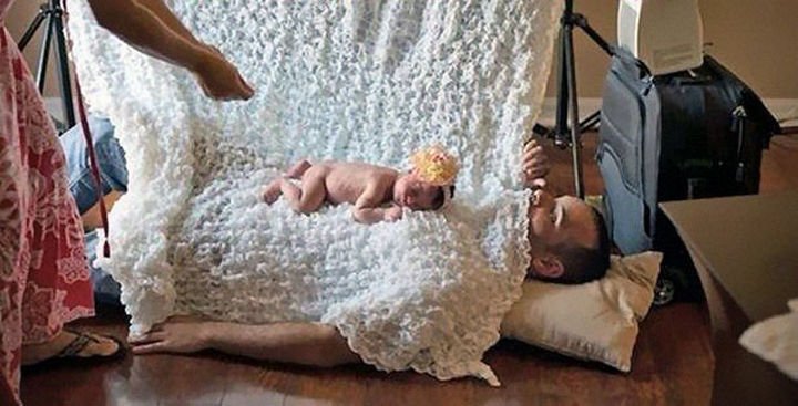 16 Super Dads Are Heroes to Their Kids - This father knows how to keep his daughter still during a photo shoot.