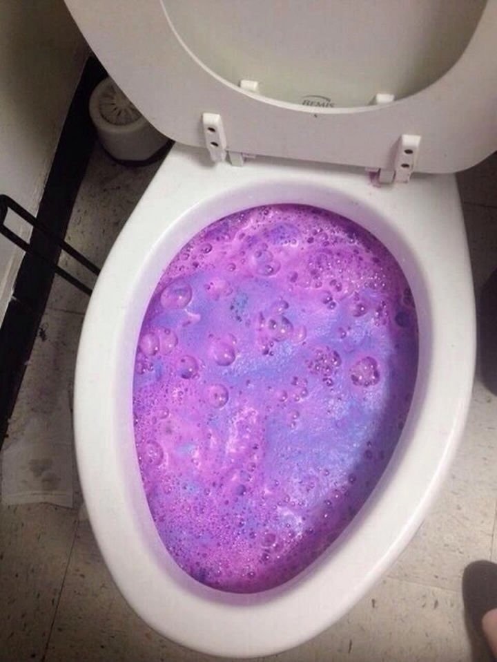 16 Funny Dads - This dad who decides to clean the toilet with a bath bomb.