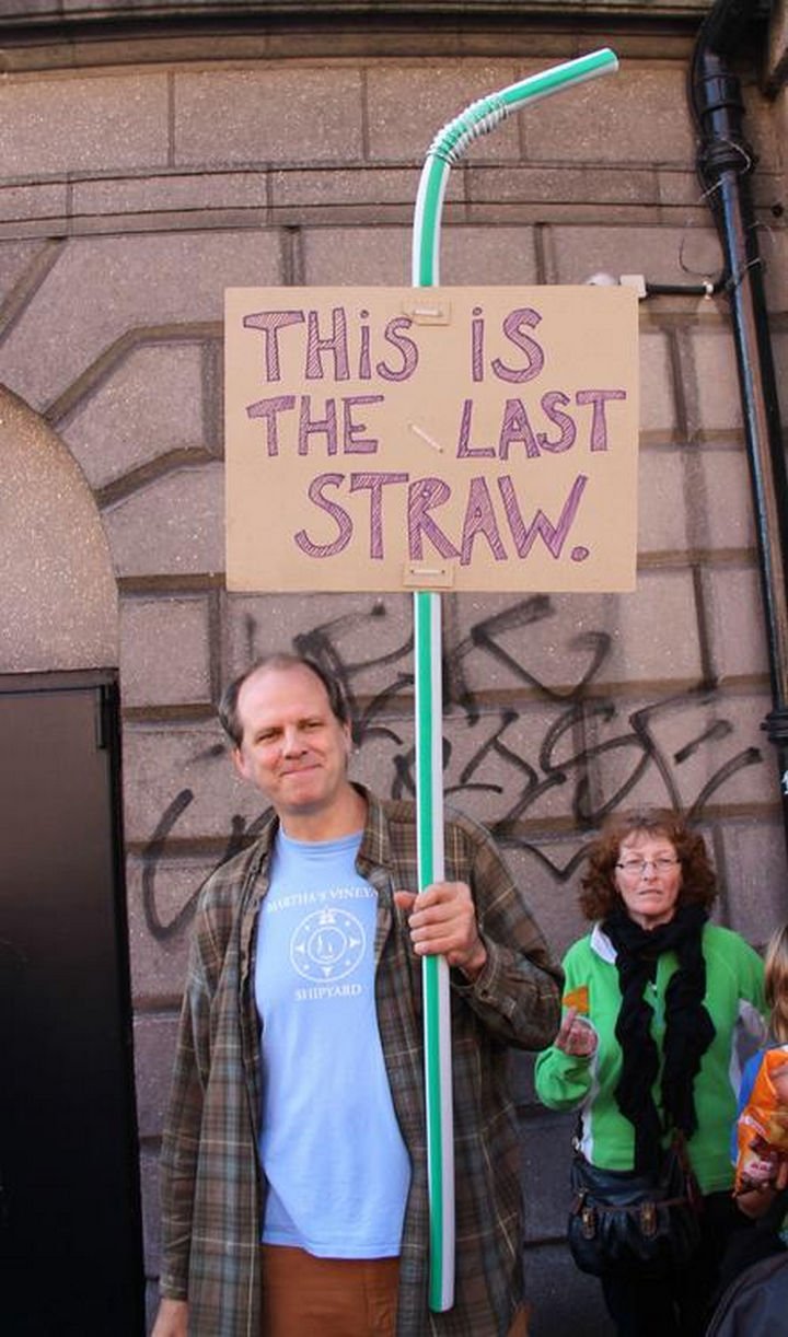 16 Funny Dads - This dad putting his foot and straw down.