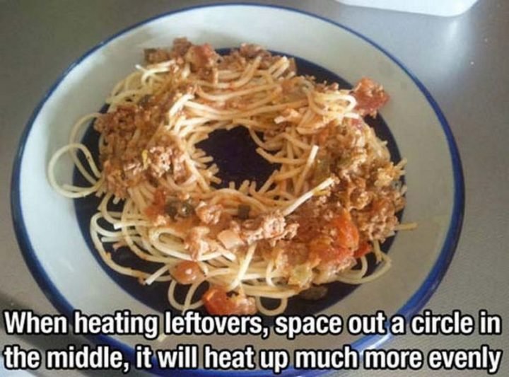 17 Kitchen Hacks - Space out a circle when microwaving leftovers for even heating.