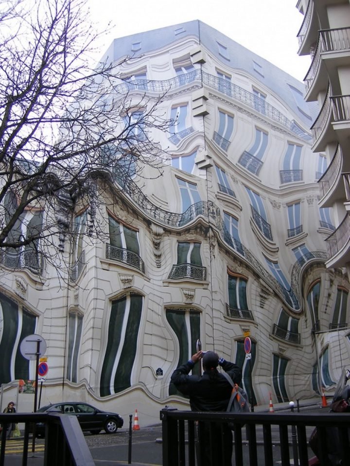 18 Perfectly Timed Photos - The Hausmannian building in Paris is melting.