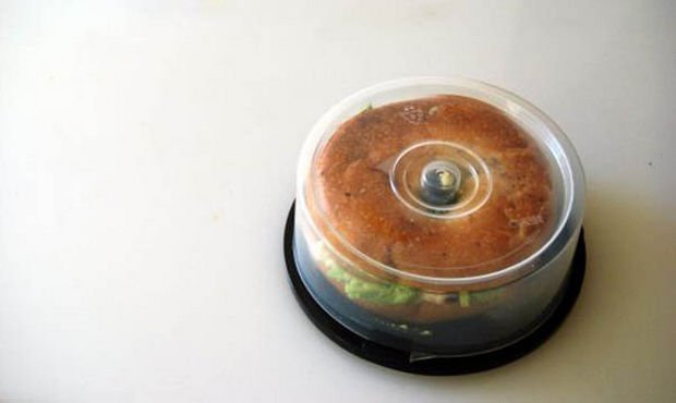 18 Upcycling Ideas - Have old CD spindle cases? Turn them into bagel containers!