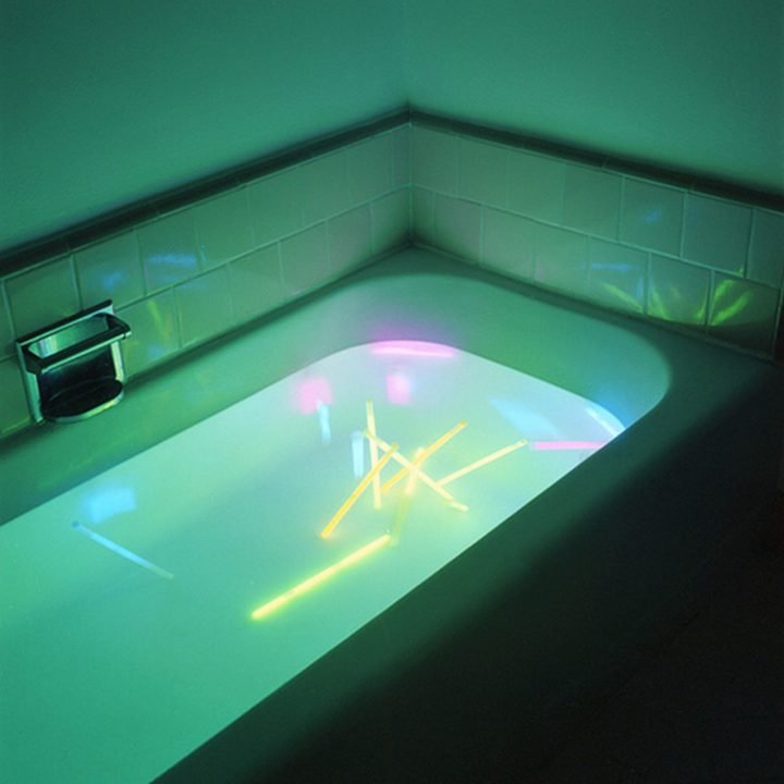 21 Best Mom Hacks - Place colorful glow sticks in the bathtub to make bath time even more fun!