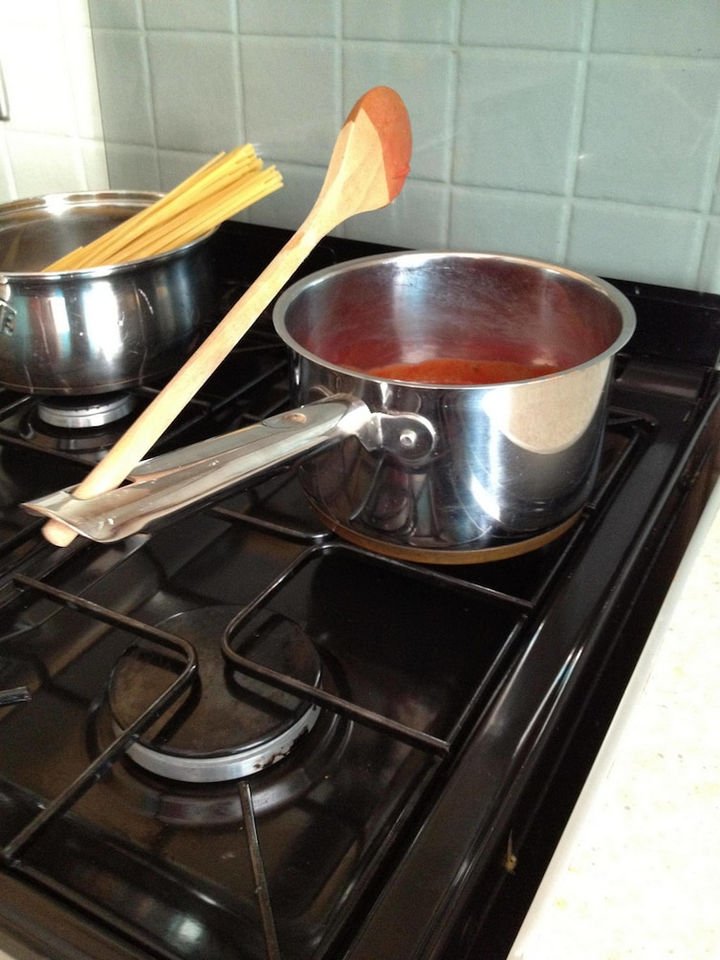 21 Everyday Life Hacks - Who needs a spoon holder when most pots and pans have a hole in the handle.