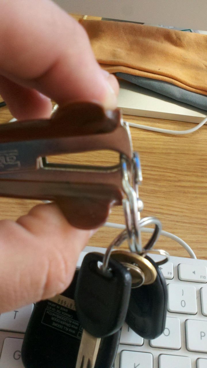 21 Everyday Life Hacks - Use a staple remove to add/remove items to your key ring.