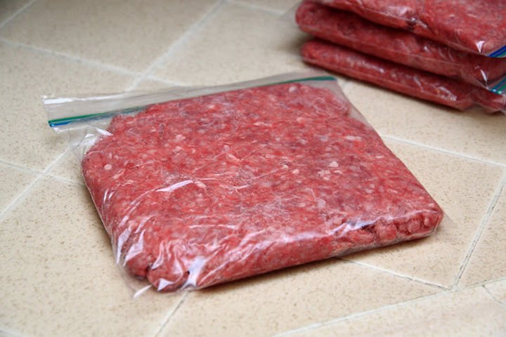 21 Everyday Life Hacks - Flatten ground meat before freezing it for easy thawing.