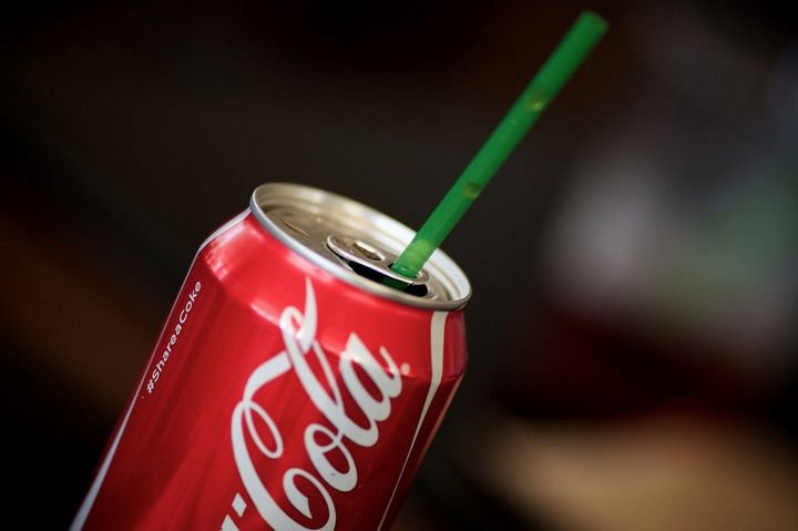 21 Everyday Life Hacks - Your pop tab doubles up as a straw holder.