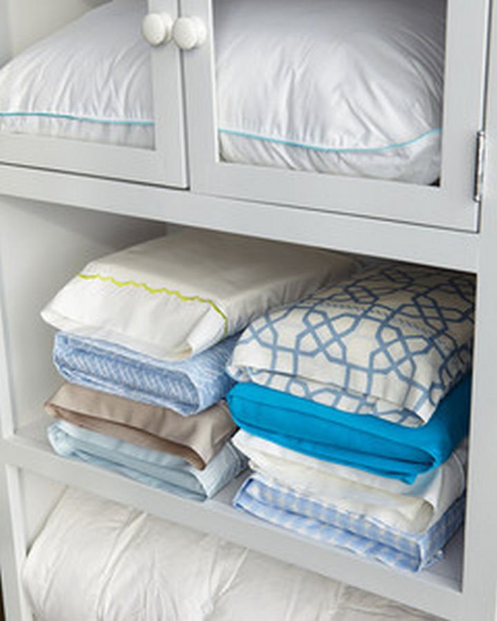 21 Everyday Life Hacks - Keep your matching sheet sets together by storing them in the matching pillowcase.