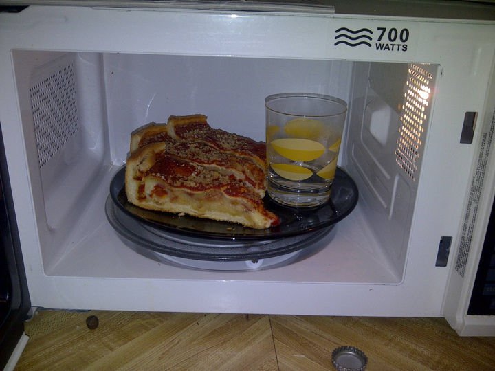 21 Everyday Life Hacks - Place a glass of water in the microwave when reheating pasta or meat.