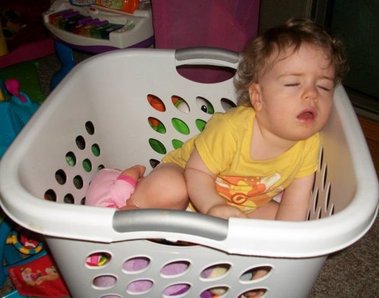 25 Kids Sleeping in the Strangest Places - Doing the laundry is so tiring.