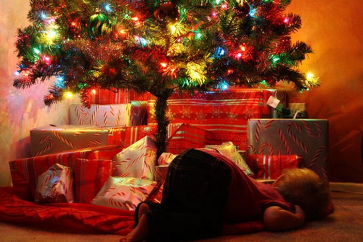 25 Kids Sleeping in the Strangest Places - Fell asleep while waiting for Santa.