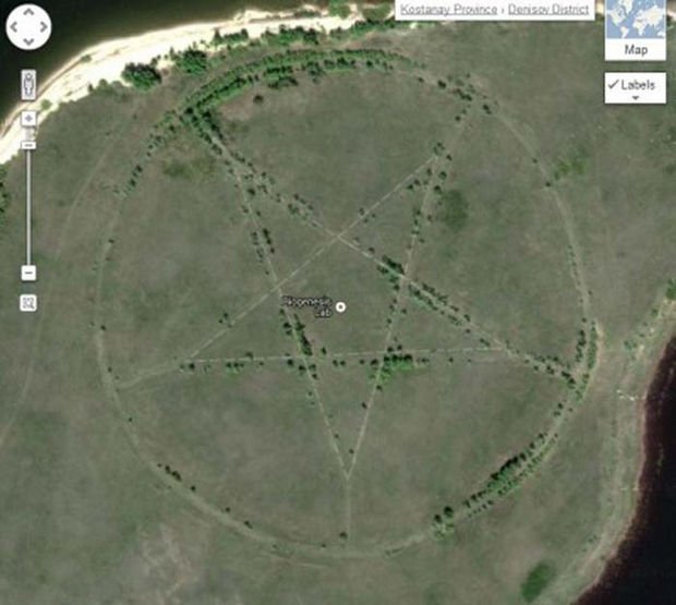 25 Weird Things Found on Google Maps - A giant pentagram in a field. That