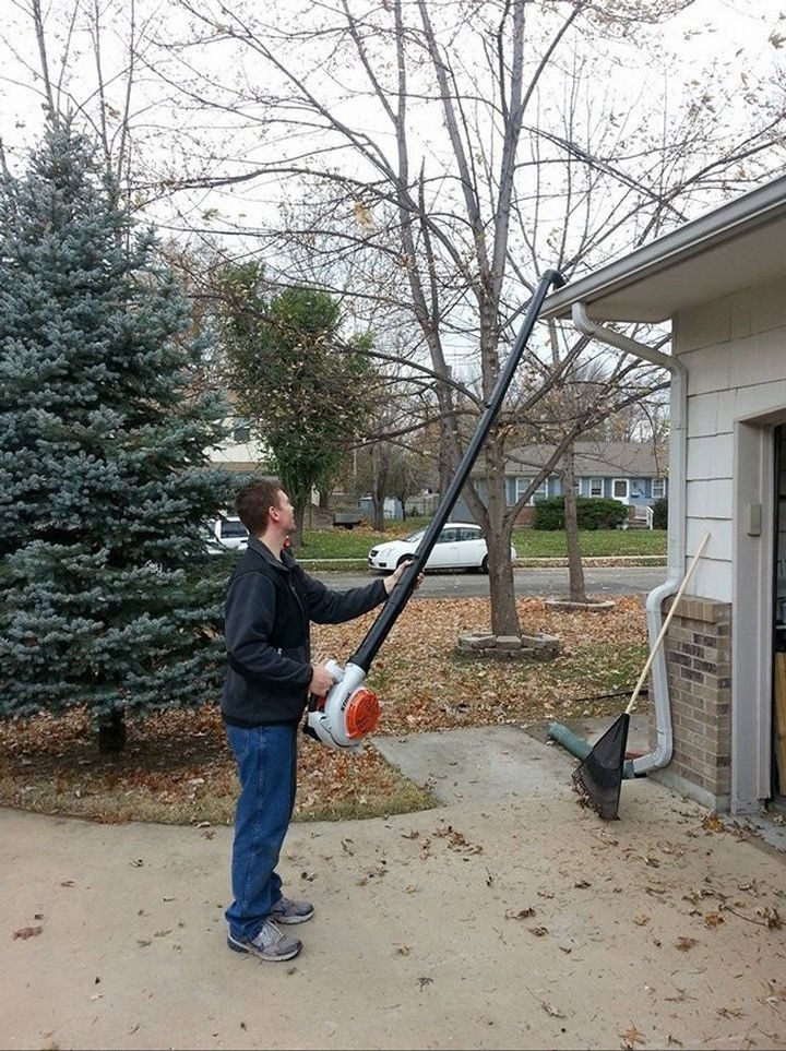 26 Simple Life Hacks - Attach PVC pipes together and secure it to your leaf blower to easily clean your eavestroughs.