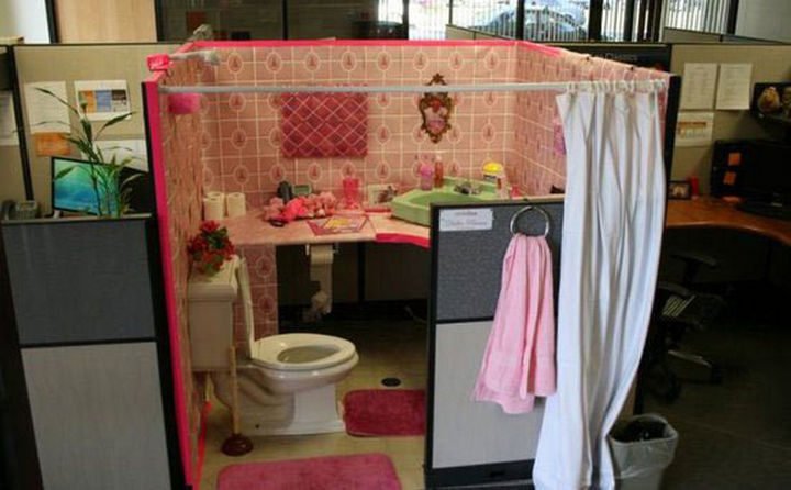 26 Funny Office Pranks - Turning a cubicle into a washroom.