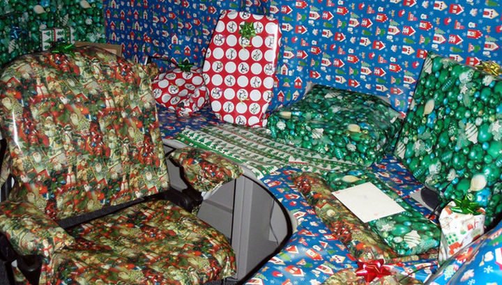 26 Funny Office Pranks - Look at all these Christmas presents!