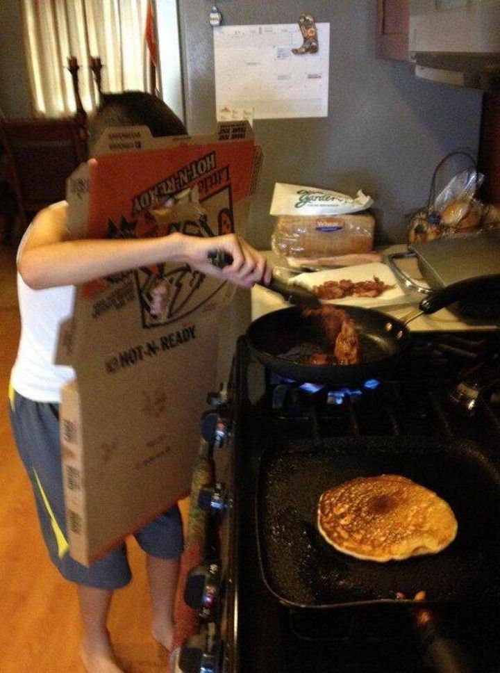 51 Crazy Life Hacks - Turn a greasy pizza box into a grease splatter shield.
