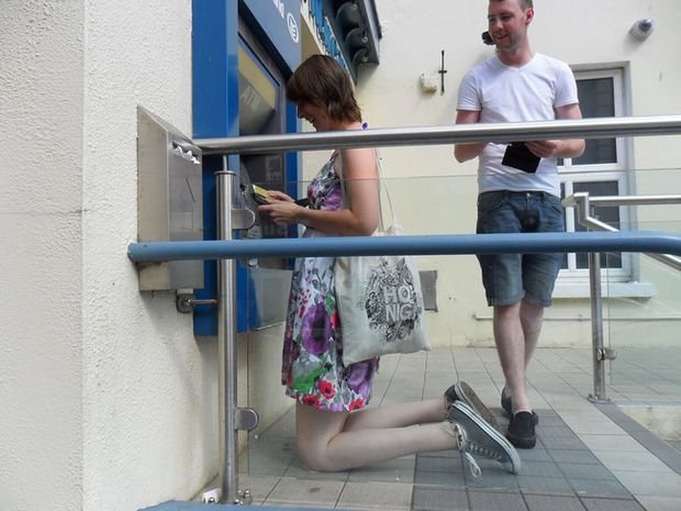 27 Tall People Problems Only Tall People Have - You wish banking machines came with knee pads.