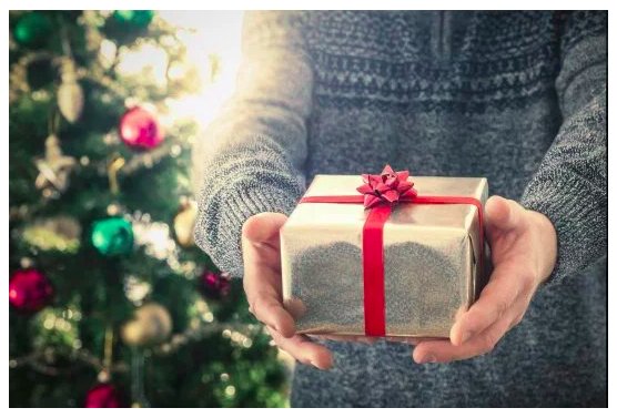 img 5c1c01d0484c4.png?resize=412,232 - Pourquoi donnons-nous des cadeaux à Noël ? L'histoire de la tradition