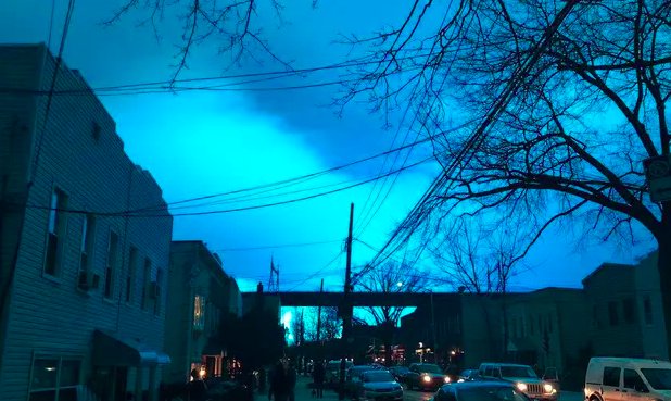 img 5c25e712116cd.png?resize=412,232 - Le ciel de New York City s'illumine d'un bleu vif après l'explosion d'une centrale électrique