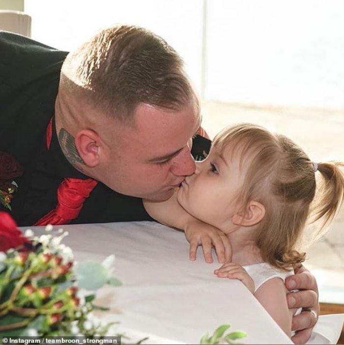 A Father Goes Viral After Sharing A Photo Kissing His Daughter On The Lips Small Joys