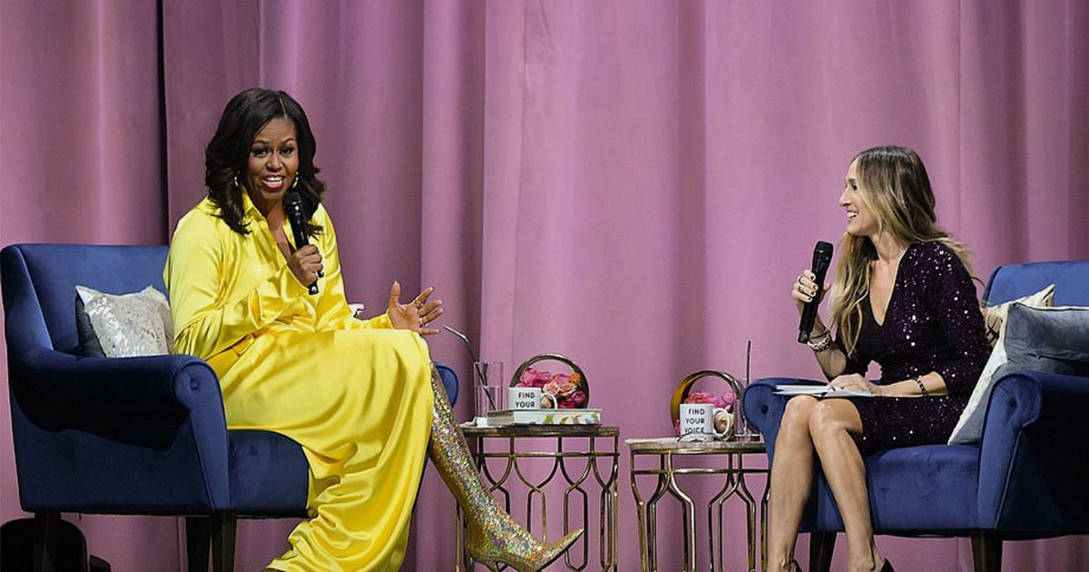michelle obama made an appearance at barclays center in brooklyn as she discussed her book becoming with sarah jessica parker.jpg?resize=412,232 - Michelle Obama a fait une apparition au Barclays Center à Brooklyn alors qu'elle discutait de la publication de son livre avec Sarah Jessica Parker