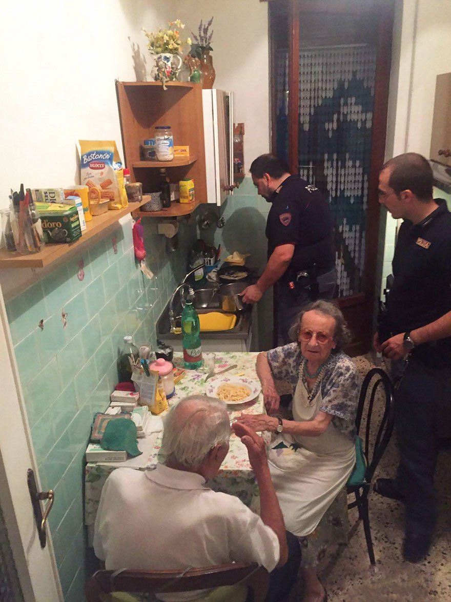 old couple cries police cook pasta rome 2a.jpg?resize=1200,630 - Ces policiers sont entrés chez ce couple âgé en pensant trouver des cambrioleurs. La réalité les a bouleversé.