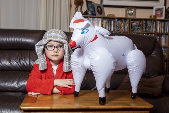 sei 43299491 6c48.jpg?resize=1200,630 - Une maman envoie son fils à l'école avec un mouton gonflable pour jouer la scène de la Nativité.