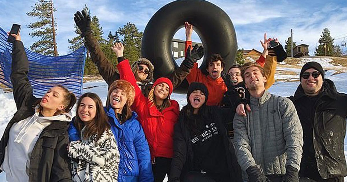 selena gomez.jpg?resize=412,275 - Selena Gomez profite d'un voyage au ski avec ses amis après un séjour à l'hôpital