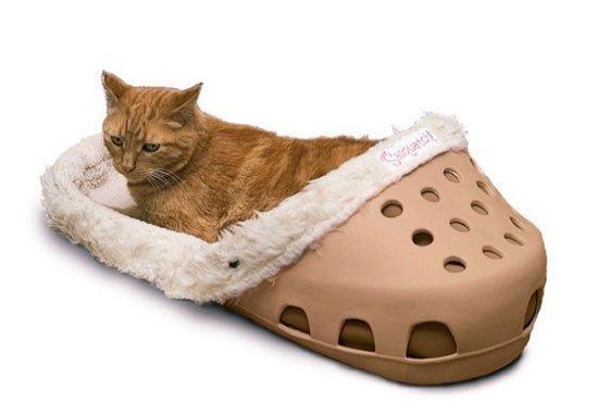shoe bed1.jpg?resize=1200,630 - Ces lits pour animaux de compagnies sont en formes de Crocs géantes.