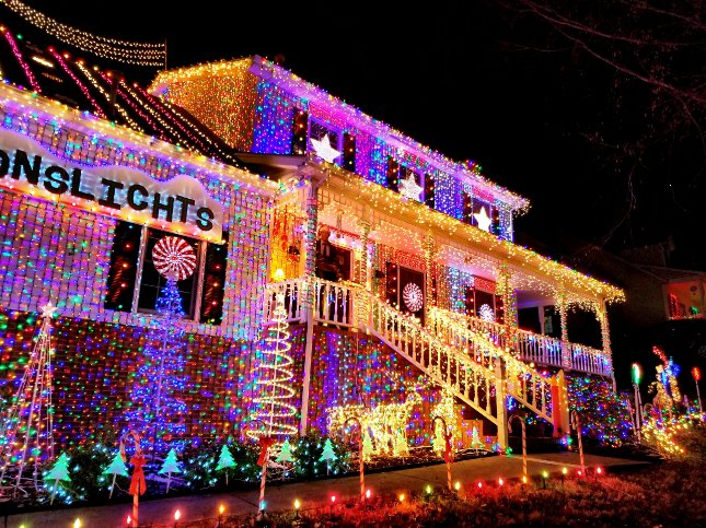 decorated his house with 300,000