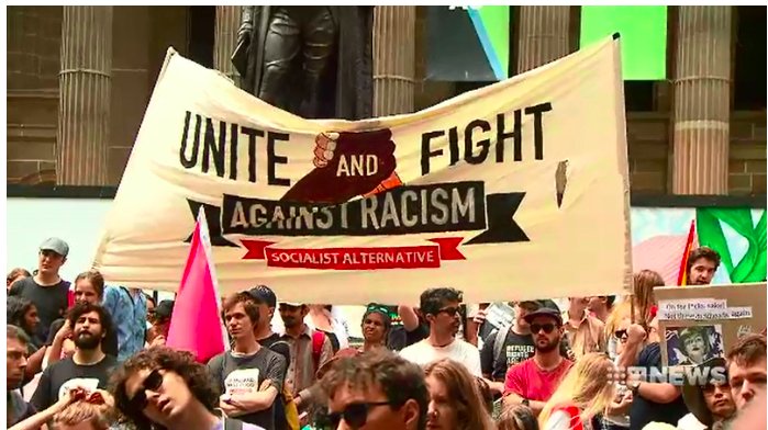 img 5c3facd6a641e.png?resize=1200,630 - Australie : Des manifestants réagissent à un salut nazi aperçu lors d'un rassemblement